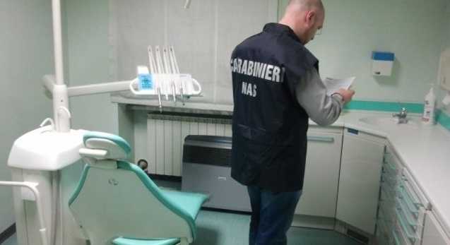 Falso dentista in scantinato ad Avellino, sequestro e denuncia
