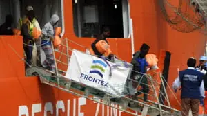 Migranti: a Salerno sbarca nave con 26 donne morte