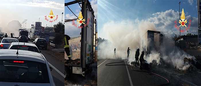 Incendio divampato autoarticolato SS106 traffico in tilt, intervento dei VVF (Foto)