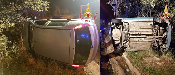 Incidente stradale, Soverato i Vigili del fuoco, estraggono due ragazze dall'auto (Foto)