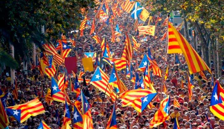 Catalogna, Madrid dà qualche ora agli ex ministri per liberare gli uffici