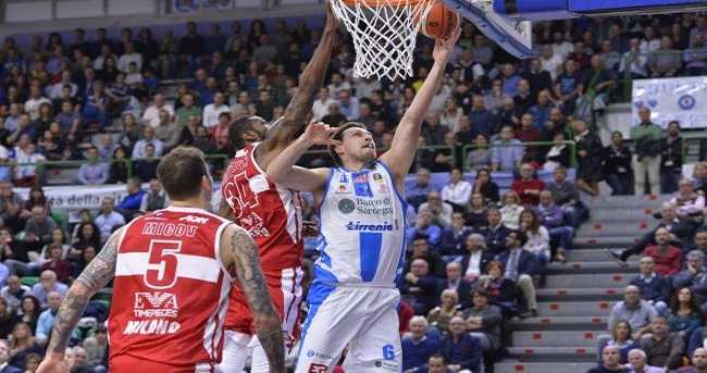 Basket - Serie A1, quinta giornata: l'Olimpia cade a Sassari, Brescia e Venezia non si fermano
