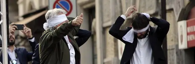 Rosatellum: la protesta di Grillo, Di Maio e Di Battista: bendati sul palco di piazza del Pantheon