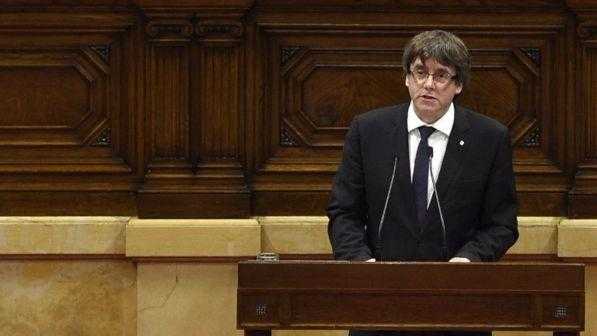 Catalogna, oggi scade l'ultimatum di Rajoy. Il premier a Puigdemont: "Serve buon senso"