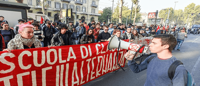 Milano: Studenti in piazza contro l'Alternanza scuola-lavoro