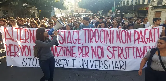 Scuola: studenti in piazza contro "alternanza scuola-lavoro"