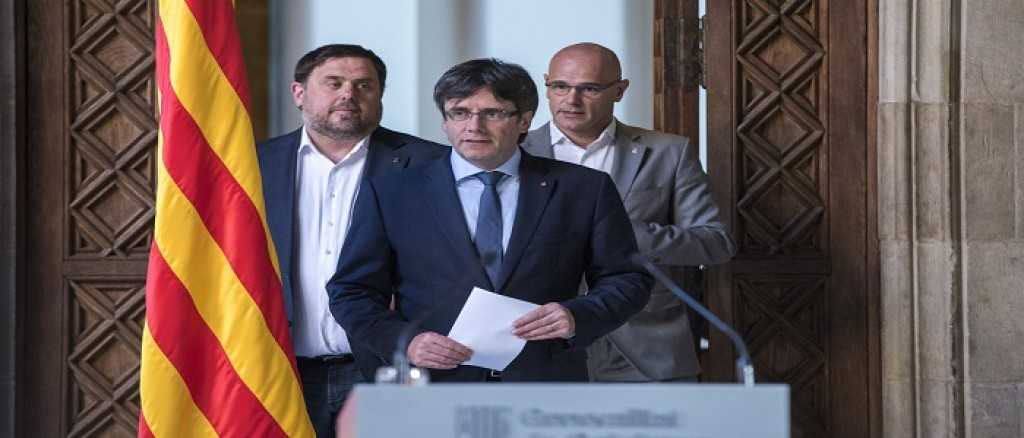 Catalogna, attesa per la dichiarazione d'indipendenza in Parlamento. Puigdemont rischia il carcere