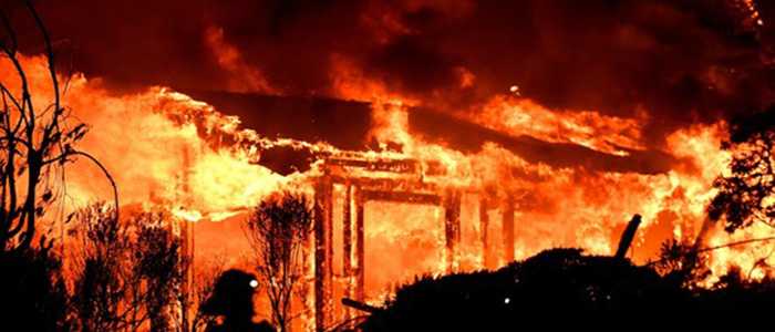 Usa: incendi California, 10 morti e 20.000 sfollati 