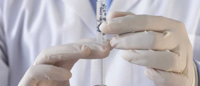 Torino: pioggia di aghi sui passanti da auto in corsa