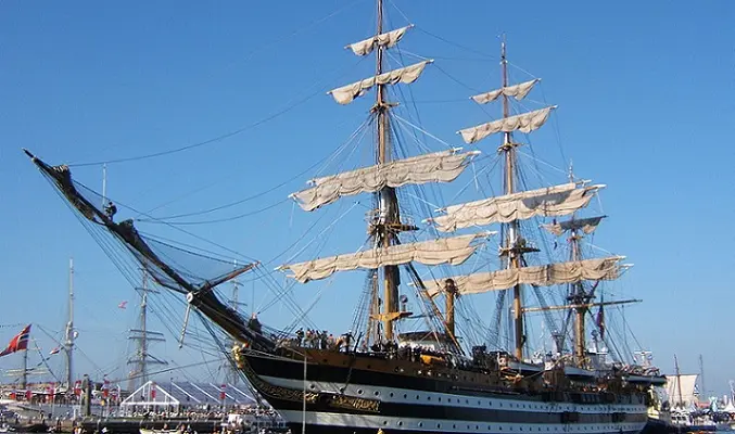 Marina: Amerigo Vespucci domani e il 6 a Castellammare di Stabia