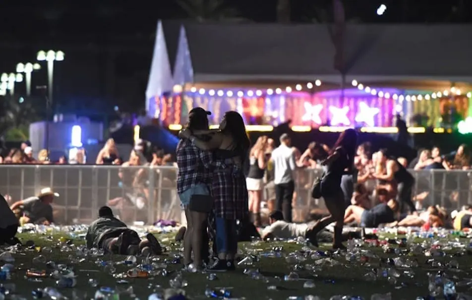 Massacro di Las Vegas, il killer aveva 42 armi. Bilancio sale a 59 morti e 530 feriti