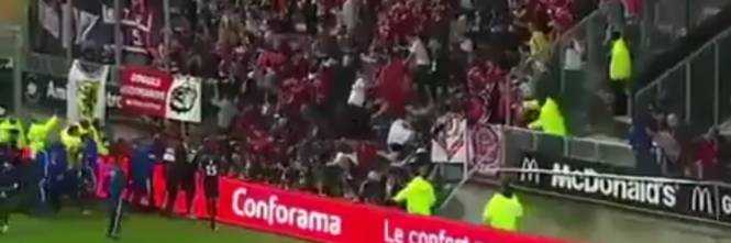 Francia: cede balaustra allo stadio Amiens. Diversi tifosi feriti, 5 gravi