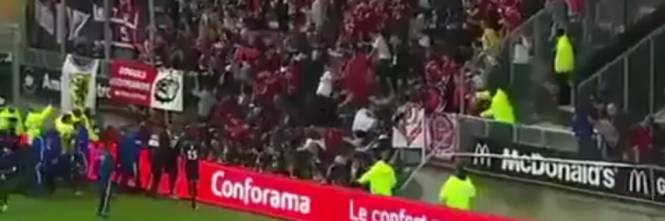 Francia: cede balaustra allo stadio Amiens. Diversi tifosi feriti, 5 gravi