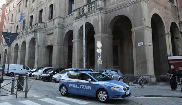Bologna, senegalese arrestato per maltrattamenti si toglie la vita in questura