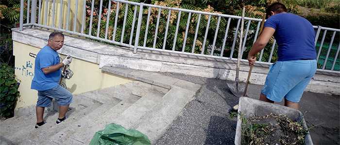 Giovani volenterosi ripuliscono le scale di Sant'Antonio