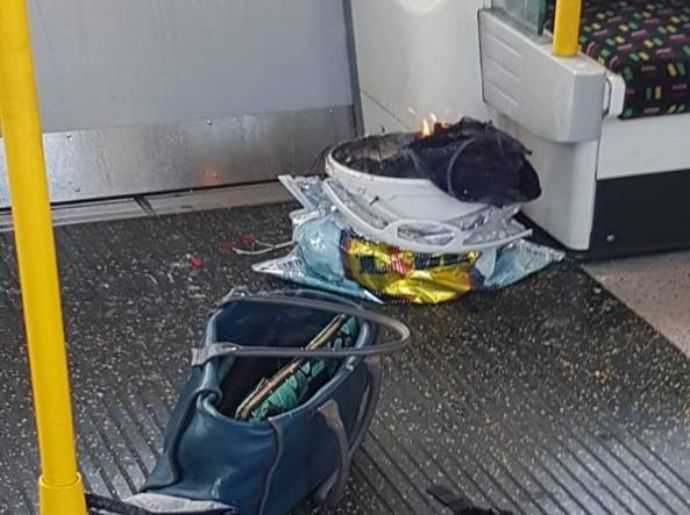 Londra, esplosione in metro: feriti
