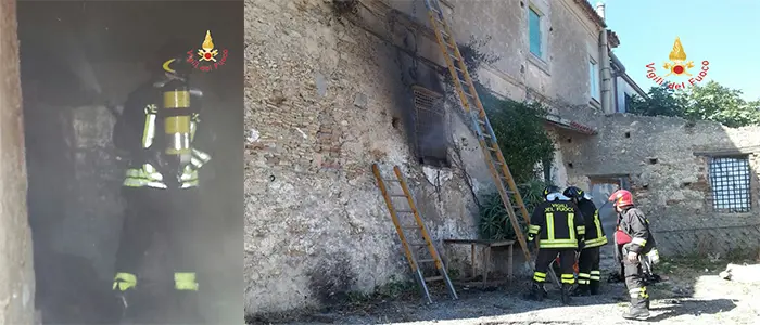 Botricello, divampato incendio di un casolare pronto l'intervento dei VVF (Foto)