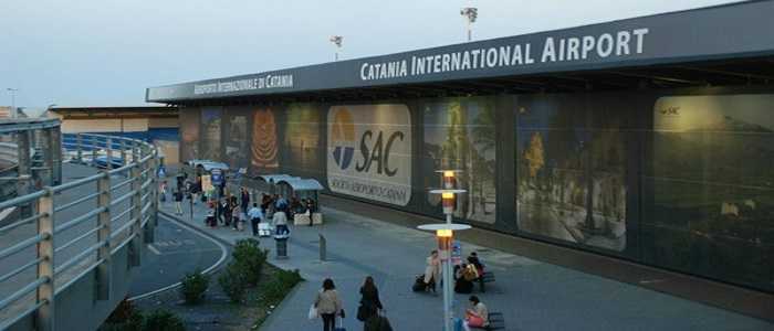 Catania, figlio minorenne ha il documento scaduto: il padre lo lascia in aeroporto e va in Grecia