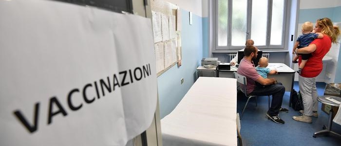 Vaccini, mamma si rifiuta di consegnare autocertificazione. Bambina respinta dall'asilo