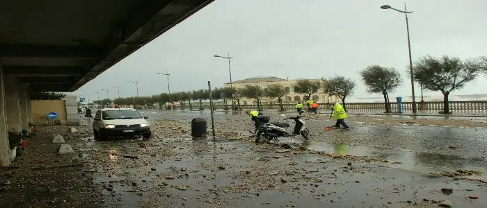 Nubifragio Livorno, riprese all'alba le ricerche dei due dispersi