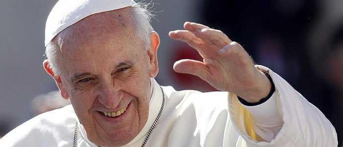Papa Francesco a Cartagena: piccolo incidente gli provoca una contusione sul volto
