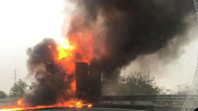 Tir a fuoco sulla A26: nessun ferito