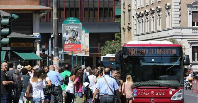 Roma, Raggi: "Salviamo Atac e resta pubblica"