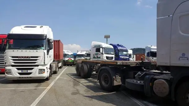 A10, Tir si ribalta, chiusa autostrada tra Savona e Albissola