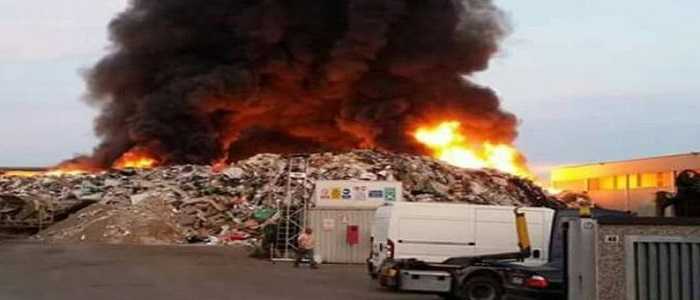 Pavia, incendio in un capannone di rifiuti speciali: allarme diossina