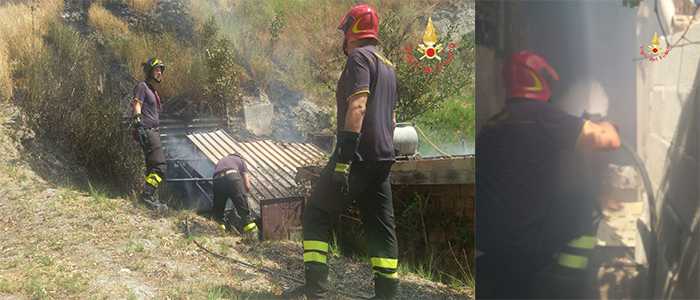 Divampato incendio in via degli Svevi - Catanzaro, tempestivo l'intervento dei VVF (Foto)