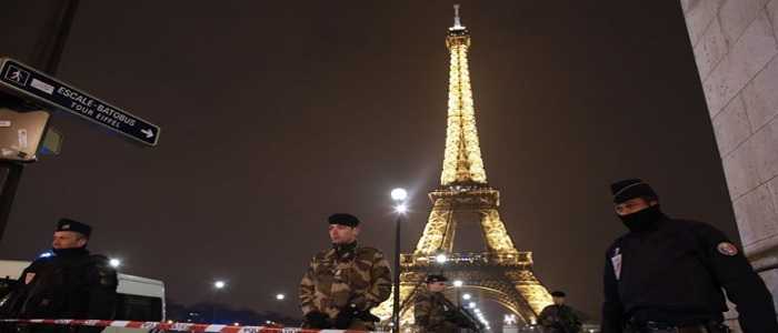 Paura a Parigi: uomo semina il panico sotto la Tour Eiffel. Tensione anche a Gare du Nord