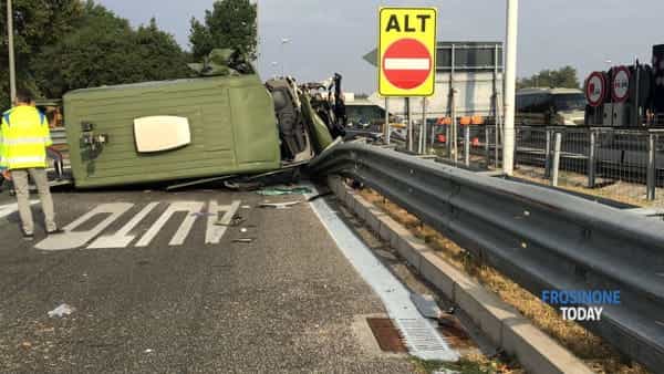 Si ribalta mezzo militare sull'A1, morto un soldato