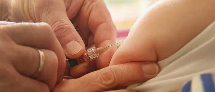 Corsa ai vaccini per l'iscrizione nelle scuole. Caos e disagi a Roma