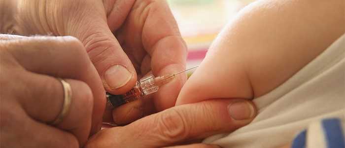 Corsa ai vaccini per l'iscrizione nelle scuole. Caos e disagi a Roma