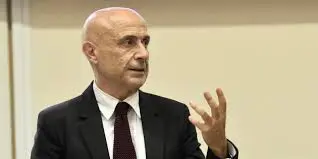 Minniti e la confessione sui migranti: "A giugno a rischio la tenuta democratica dell'Italia"