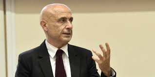 Minniti e la confessione sui migranti: "A giugno a rischio la tenuta democratica dell'Italia"