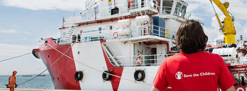 La nave Vos Hestia di Save the Children ha eseguito il trasbordo di 400 migranti