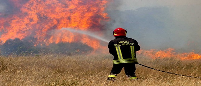 Macerata, l'incendio nel bosco di ieri è ancora acceso