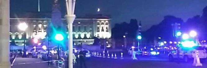 Uomo con spada aggredisce agenti fuori Buckingham Palace. Arrestato