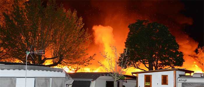 Incendi: rogo di vaste proporzioni in pineta Isola Capo Rizzuto, fiamme vicino camping