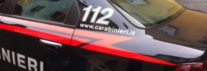 Napoli, rinvenuto arsenale di un clan camorristico: bomba a mano, fucili ak47, droga e munizioni