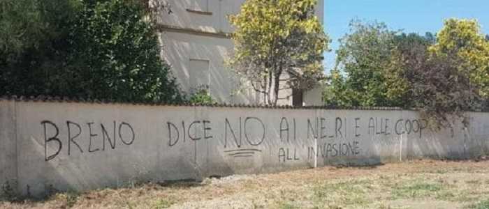 Piacenza, scritte razziste e "muro" di fieno contro l'arrivo di profughi minorenni