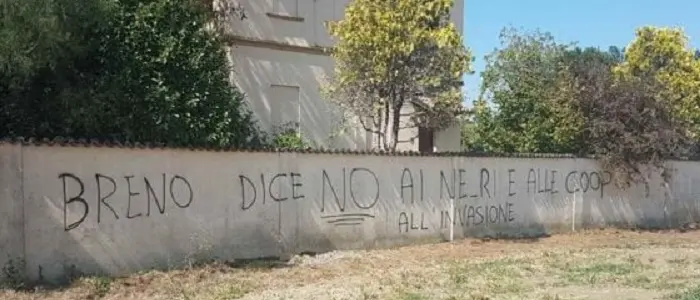 Piacenza, scritte razziste e "muro" di fieno contro l'arrivo di profughi minorenni