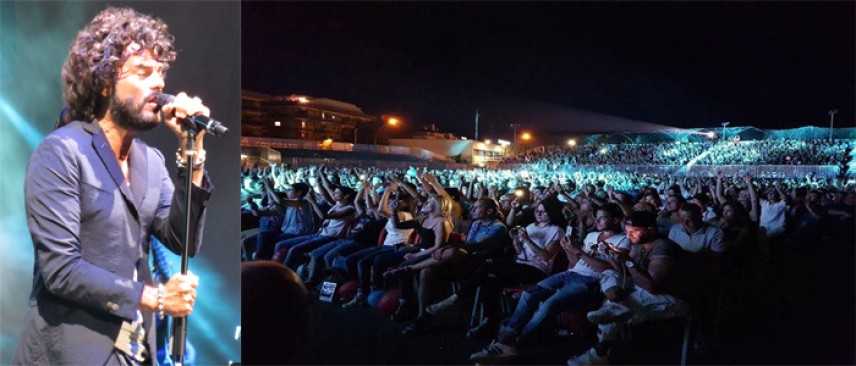 Bagno di folla a Soverato per Francesco Renga. La Summer Arena adesso aspetta Fiorella Mannoia. Foto