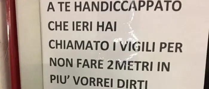 Multato per aver parcheggiato in posto disabili, lascia cartello choc