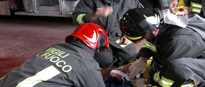 Ragazza accusa malore sulla spiaggia... soccorsa da un Vigile del fuoco