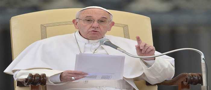 Pedofilia, Papa Francesco chiede perdono per gli abusi: "Mostruosità assoluta"