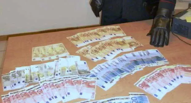 Soldi falsi a Napoli, sequestrate 900 monete da 2 euro