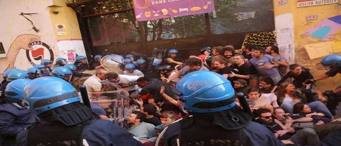 Bologna, sgombero al centro sociale Làbas: scontri tra attivisti e forze dell'ordine
