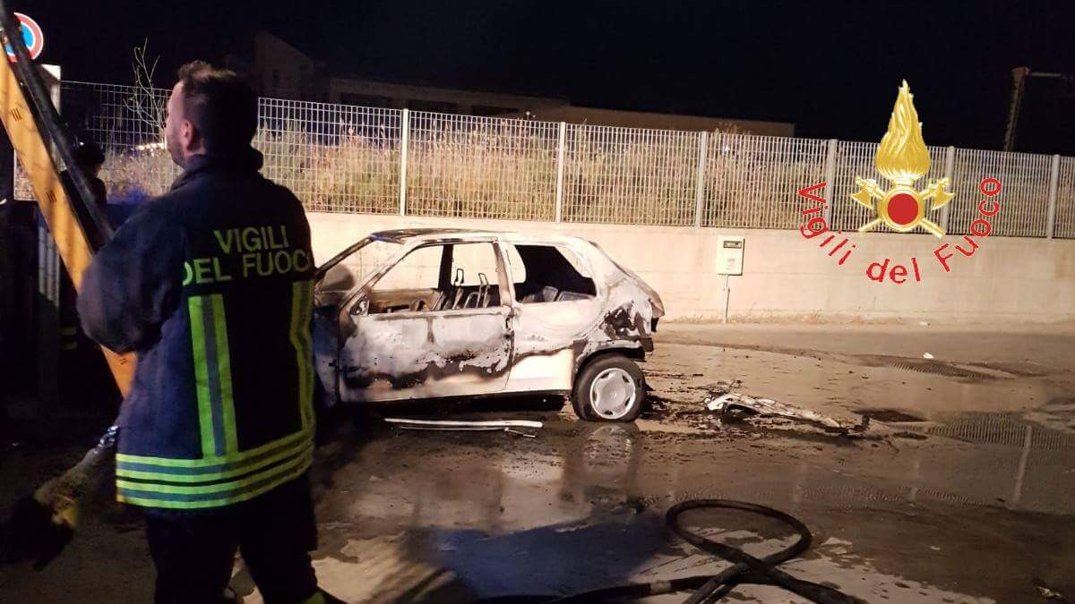 Catanzaro, divampato incendio ai capannoni della Mastria Gomme (Foto)